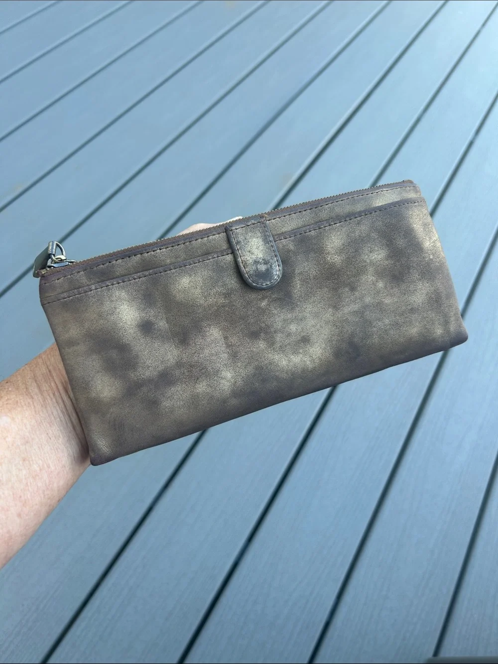 Hobo Taylor Leather Clutch Magnetic Wallet, Metallic very clean EUC,